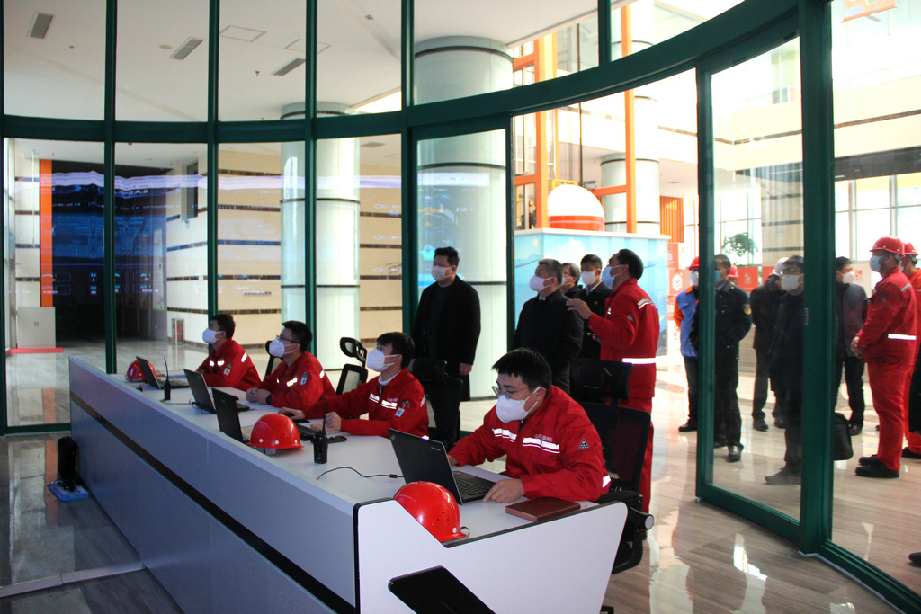 市委常委、副市長賈剛一行來潔晶檢查安全生產工作